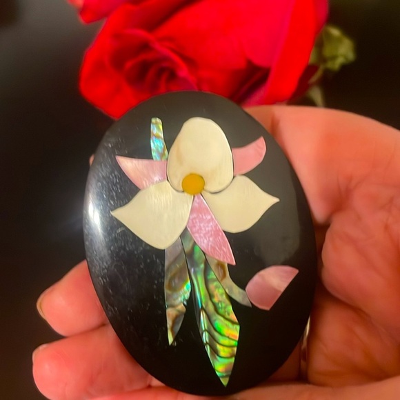 Vintage Mother of Pearl and Abalone Floral Design Brooch - Picture 3 of 8